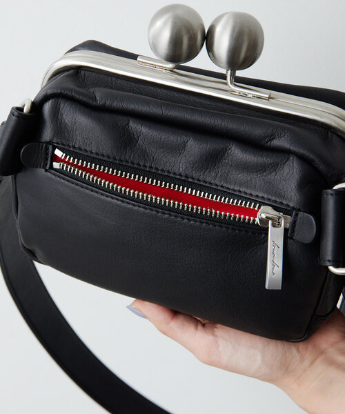 ear PAPILLONNER(イアパピヨネ)の「【kawa-kawa(カワカワ)】NO1510kuchiganeボディバッグ(ショルダーバッグ・レディース・ブラック/ブルー・FREE)」の15枚目の写真