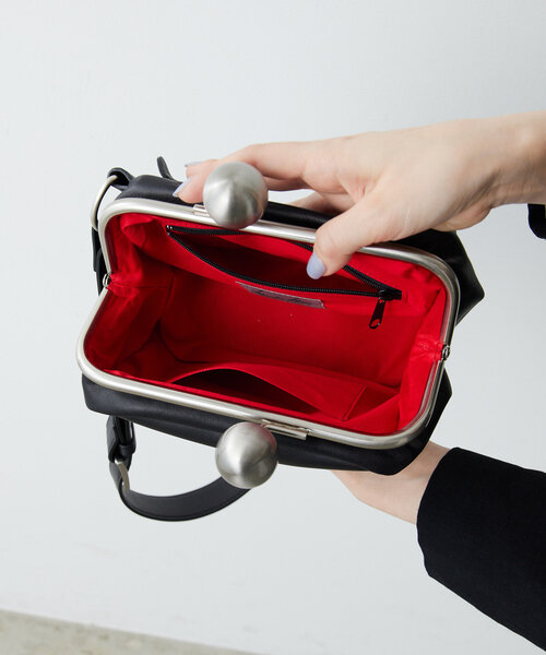 ear PAPILLONNER(イアパピヨネ)の「【kawa-kawa(カワカワ)】NO1510kuchiganeボディバッグ(ショルダーバッグ・レディース・ブラック/ブルー・FREE)」の16枚目の写真