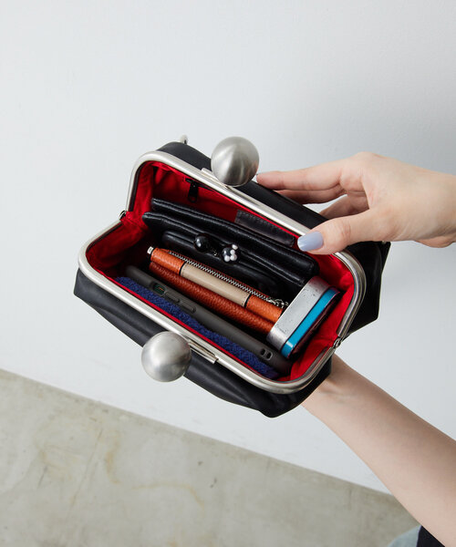 ear PAPILLONNER(イアパピヨネ)の「【kawa-kawa(カワカワ)】NO1510kuchiganeボディバッグ(ショルダーバッグ・レディース・ブラック/ブルー・FREE)」の17枚目の写真