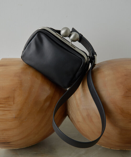 ear PAPILLONNER(イアパピヨネ)の「【kawa-kawa(カワカワ)】NO1510kuchiganeボディバッグ(ショルダーバッグ・レディース・ブラック/ブルー・FREE)」の18枚目の写真