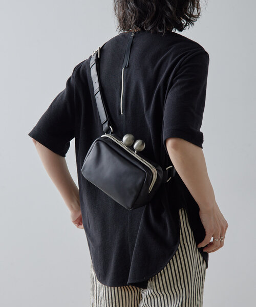 ear PAPILLONNER(イアパピヨネ)の「【kawa-kawa(カワカワ)】NO1510kuchiganeボディバッグ(ショルダーバッグ・レディース・ブラック/ブルー・FREE)」の20枚目の写真