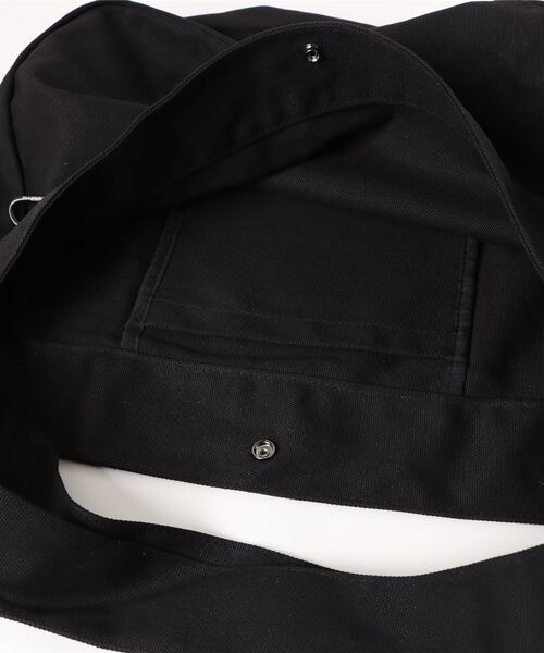 KANGOL(カンゴール)の「【 KANGOL / カンゴール 】 カラビナ付き キャンバス ビッグ ショルダー バッグ(ショルダーバッグ・レディース・ブラック/マルチ/オフホワイト・FREE)」の6枚目の写真