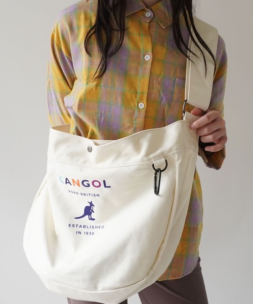 KANGOL(カンゴール)の「【 KANGOL / カンゴール 】 カラビナ付き キャンバス ビッグ ショルダー バッグ(ショルダーバッグ・レディース・ブラック/マルチ/オフホワイト・FREE)」の2枚目の写真