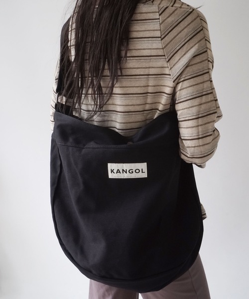 KANGOL(カンゴール)の「【 KANGOL / カンゴール 】 カラビナ付き キャンバス ビッグ ショルダー バッグ(ショルダーバッグ・レディース・ブラック/マルチ/オフホワイト・FREE)」の9枚目の写真