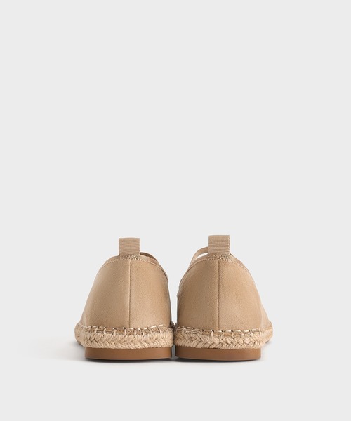 CHARLES & KEITH(チャールズ & キース)の「フェイクスエード ボウタイアラウンドエスパドリーユバレエフラット(バレエシューズ・レディース・ブラック系その他2/サンドベージュ・22.5cm/23cm/23.5cm/24.5cm/25cm/25.5cm/26.5cm)」の4枚目の写真