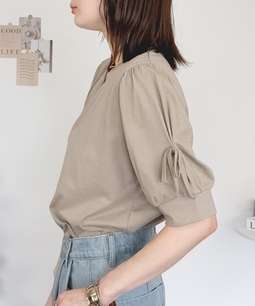 RCD(アールシーディー)の「リボン付き袖ブラウス風カットソー(Tシャツ/カットソー・レディース・チャコールグレー/ブラック/オフホワイト/グレイッシュベージュ・4L~5L/LL~3L/M-L)」の4枚目の写真