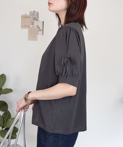 RCD(アールシーディー)の「リボン付き袖ブラウス風カットソー(Tシャツ/カットソー・レディース・チャコールグレー/ブラック/オフホワイト/グレイッシュベージュ・4L~5L/LL~3L/M-L)」の13枚目の写真