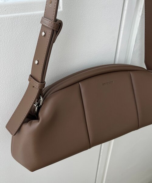 ADD CULUMN（アドカラム）の「〈ADD CULUMN/アドカラム〉PUFF CLASP CLUTCHバッグ（ショルダーバッグ・レディース・ブラウン/ブラック・FREE）」の22枚目の写真