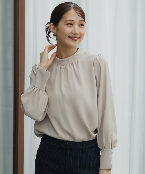 Petitjo（プッチージョ）の「小さいサイズ　袖ボリュームギャザーブラウス　低身長さん・小柄女性（シャツ/ブラウス・レディース・グレイッシュベージュ/ホワイト・PL/PM/PS/PSS）」の2枚目の写真