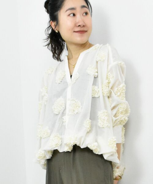 le.coeur blanc(ルクールブラン)の「TORRAZZO DONNAフラワーバルーンブラウス(シャツ/ブラウス・レディース・アイボリー/ブラック・38)」の16枚目の写真
