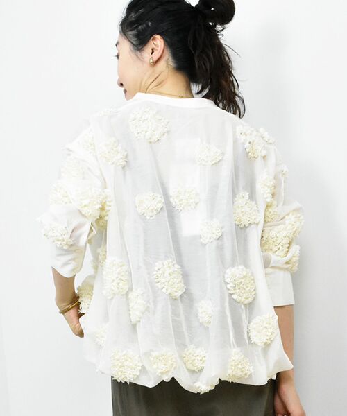 le.coeur blanc(ルクールブラン)の「TORRAZZO DONNAフラワーバルーンブラウス(シャツ/ブラウス・レディース・アイボリー/ブラック・38)」の18枚目の写真