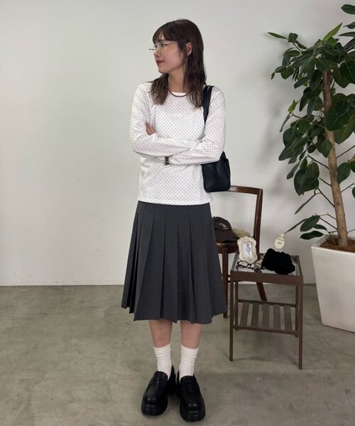 DISCOAT(ディスコート)の「【umm.】プリーツミディスカート(スカート・レディース・ベージュ/グレー・FREE)」の4枚目の写真