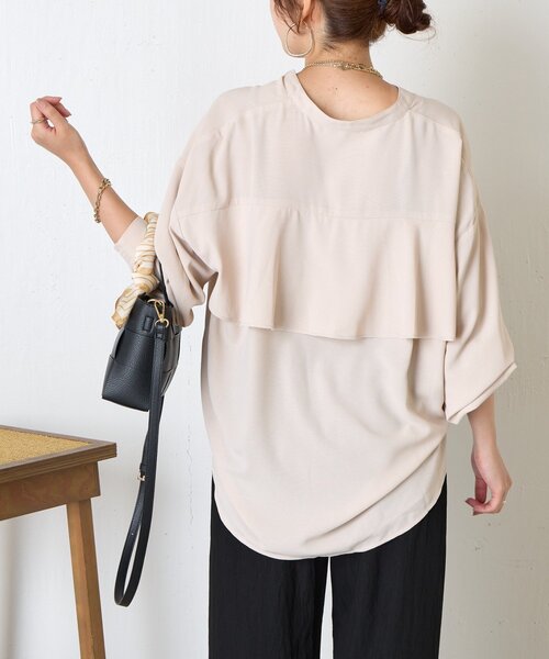 Jena espace merveilleux(ジェナ エスパスメルヴェイユ)の「バックラッフルシャツ(シャツ/ブラウス・レディース・ブラック/ベージュ/パープル・FREE)」の1枚目の写真