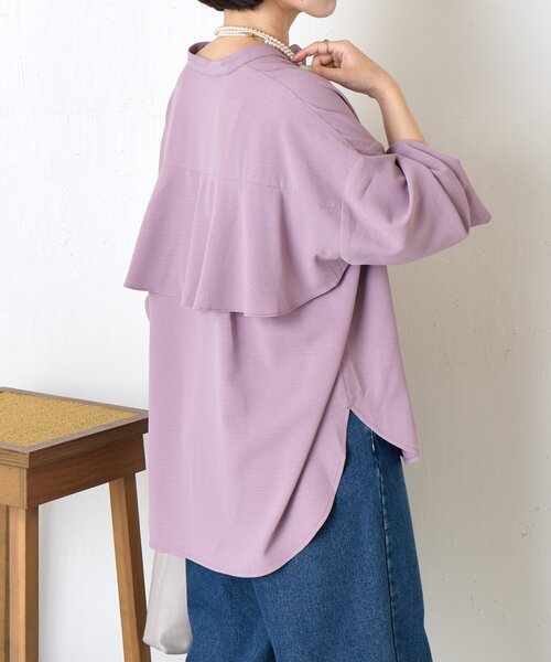 Jena espace merveilleux(ジェナ エスパスメルヴェイユ)の「バックラッフルシャツ(シャツ/ブラウス・レディース・ブラック/ベージュ/パープル・FREE)」の3枚目の写真