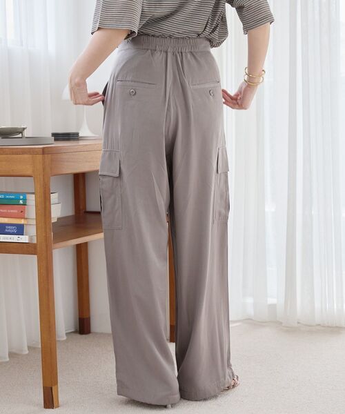 AMERICAN HOLIC(アメリカンホリック)の「サテンカーゴパンツ(その他パンツ・レディース・ネイビー/カーキ/グレイッシュベージュ・M/L)」の16枚目の写真