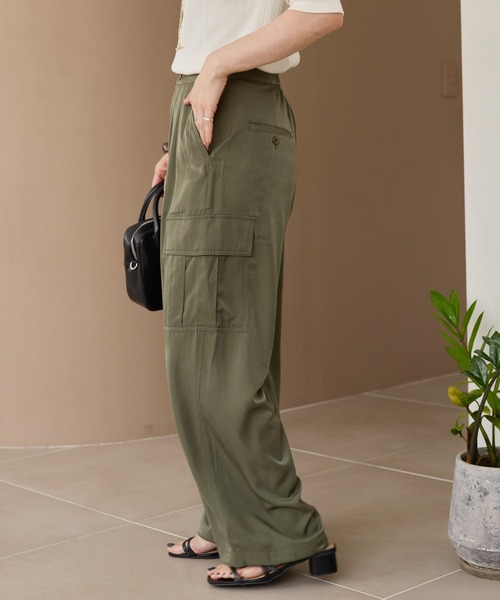 AMERICAN HOLIC(アメリカンホリック)の「サテンカーゴパンツ(その他パンツ・レディース・ネイビー/カーキ/グレイッシュベージュ・M/L)」の13枚目の写真