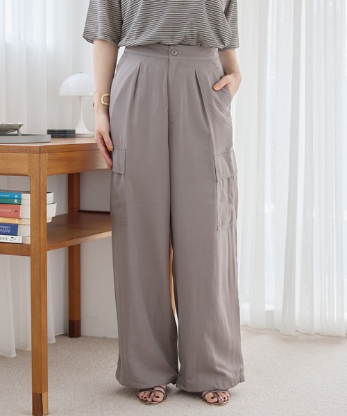 AMERICAN HOLIC(アメリカンホリック)の「サテンカーゴパンツ(その他パンツ・レディース・ネイビー/カーキ/グレイッシュベージュ・M/L)」の10枚目の写真