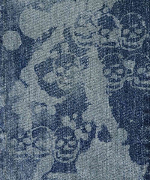 HYSTERIC GLAMOUR（ヒステリックグラマー）の「DROPPING&SKULL柄 スリムストレートデニムパンツ（デニムパンツ・メンズ・ライトインディゴブルー・28inch/29inch/30inch/31inch/32inch/34inch）」の3枚目の写真
