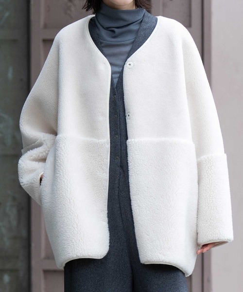 Munich(ミューニック)の「ウールシープボアムートンリバーシブルノーカラーコート(ムートンコート・レディース・アイボリー/ブラック/ライトベージュ・S)」の2枚目の写真