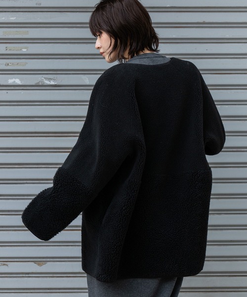 Munich(ミューニック)の「ウールシープボアムートンリバーシブルノーカラーコート(ムートンコート・レディース・アイボリー/ブラック/ライトベージュ・S)」の4枚目の写真