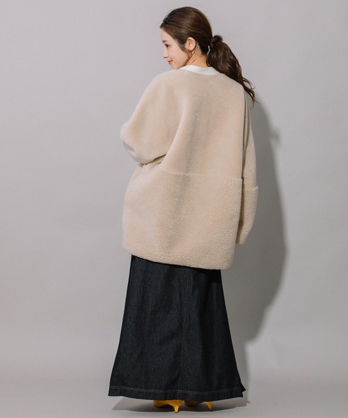 Munich(ミューニック)の「ウールシープボアムートンリバーシブルノーカラーコート(ムートンコート・レディース・アイボリー/ブラック/ライトベージュ・S)」の22枚目の写真