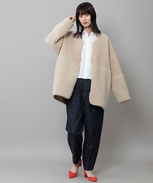 Munich(ミューニック)の「ウールシープボアムートンリバーシブルノーカラーコート(ムートンコート・レディース・アイボリー/ブラック/ライトベージュ・S)」の19枚目の写真