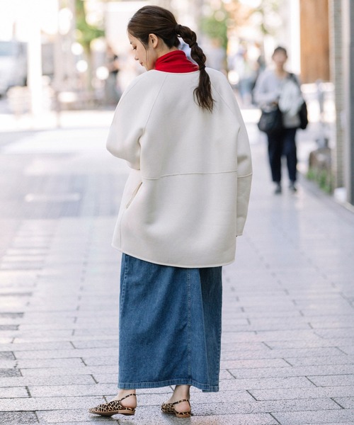 Munich(ミューニック)の「ウールシープボアムートンリバーシブルノーカラーコート(ムートンコート・レディース・アイボリー/ブラック/ライトベージュ・S)」の8枚目の写真