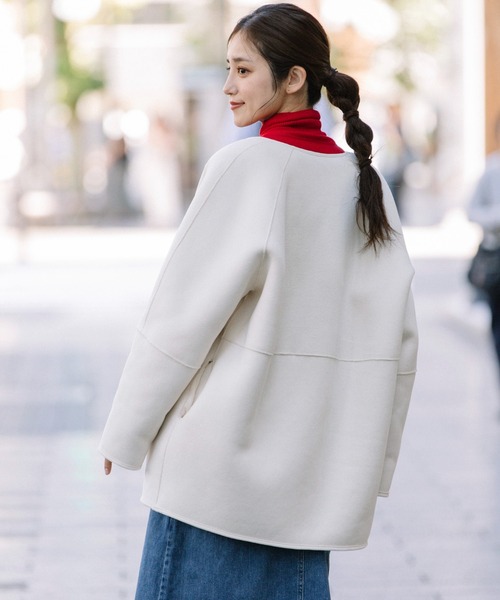 Munich(ミューニック)の「ウールシープボアムートンリバーシブルノーカラーコート(ムートンコート・レディース・アイボリー/ブラック/ライトベージュ・S)」の7枚目の写真