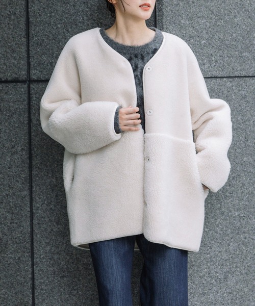 Munich(ミューニック)の「ウールシープボアムートンリバーシブルノーカラーコート(ムートンコート・レディース・アイボリー/ブラック/ライトベージュ・S)」の10枚目の写真