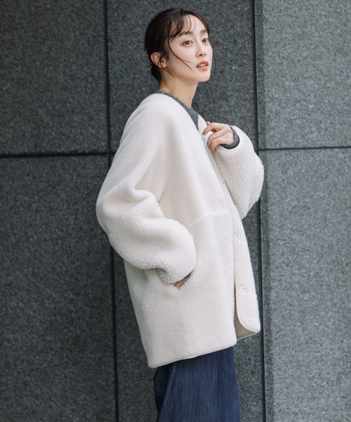 Munich(ミューニック)の「ウールシープボアムートンリバーシブルノーカラーコート(ムートンコート・レディース・アイボリー/ブラック/ライトベージュ・S)」の11枚目の写真