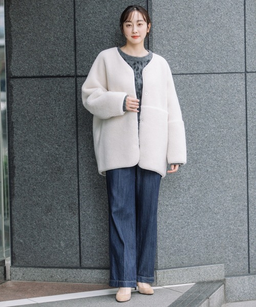 Munich(ミューニック)の「ウールシープボアムートンリバーシブルノーカラーコート(ムートンコート・レディース・アイボリー/ブラック/ライトベージュ・S)」の12枚目の写真