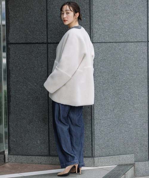 Munich(ミューニック)の「ウールシープボアムートンリバーシブルノーカラーコート(ムートンコート・レディース・アイボリー/ブラック/ライトベージュ・S)」の13枚目の写真