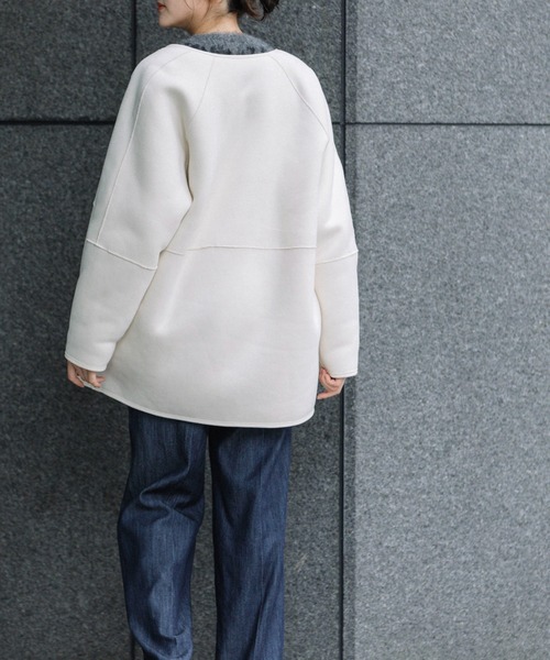 Munich(ミューニック)の「ウールシープボアムートンリバーシブルノーカラーコート(ムートンコート・レディース・アイボリー/ブラック/ライトベージュ・S)」の15枚目の写真