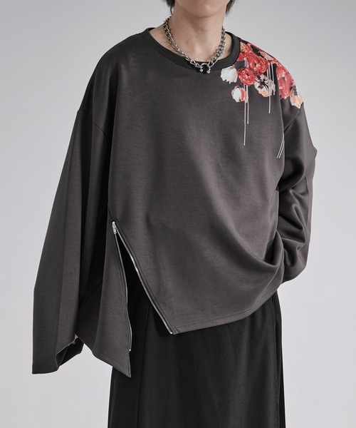 Ellno Loset（エルノロゼット）の「フラワープリントスリットジップポンチロンT（Tシャツ/カットソー・メンズ・ブラック/チャコール・SMALL/MEDIUM/LARGE）」の2枚目の写真