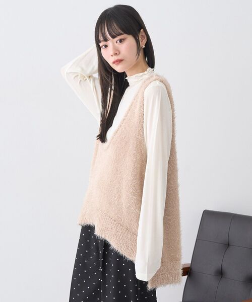 earth music&ecology(アースミュージックアンドエコロジー)の「フェザーUネックニットベスト(ベスト・レディース・ライトベージュ/ブラック/ライトグレー・FREE)」の6枚目の写真