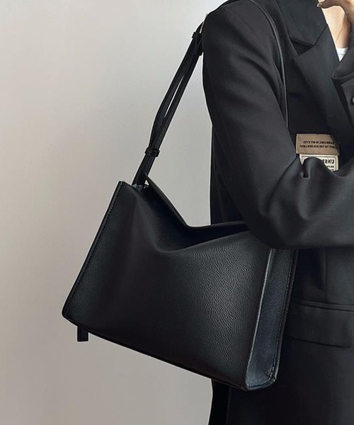 c.u.l(シーユーエル)の「スクエアー レザーライク ショルダーバッグ cula1312(ショルダーバッグ・レディース・ブラック・FREE)」の1枚目の写真