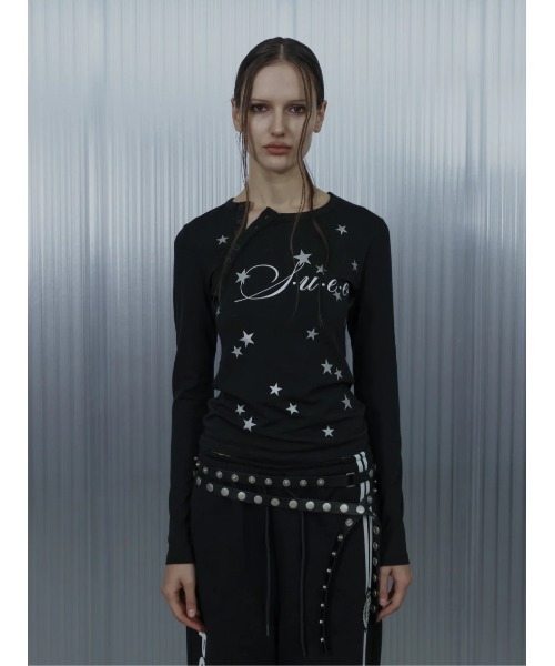 SETUPEXE(セットアップイーエックスイー)の「A'GEM/9 × .kom 『SETUPEXE/セットアップイーエックスイー』 STAR HENLEY NECK TOP/スター&ロゴ アシンメトリーボタン長袖Tシャツ(Tシャツ/カットソー・レディース・ブラック/ホワイト/イエロー・FREE)」の22枚目の写真