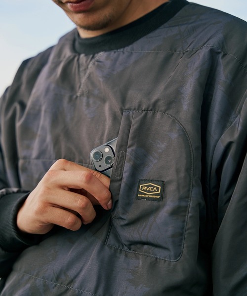 RVCA(ルーカ)の「RVCA メンズ GRANT PUFFER REVERSIBLE CR トレーナー 【2025年秋冬モデル】/ルーカリバーシブルスウェットトレーナー(SET UP・セットアップ可能・空港コーデ)(スウェット・メンズ・ブラウン系カモフラージュ/ブラック/ブラック系その他・X-LARGE/LARGE/MEDIUM/SMALL)」の10枚目の写真