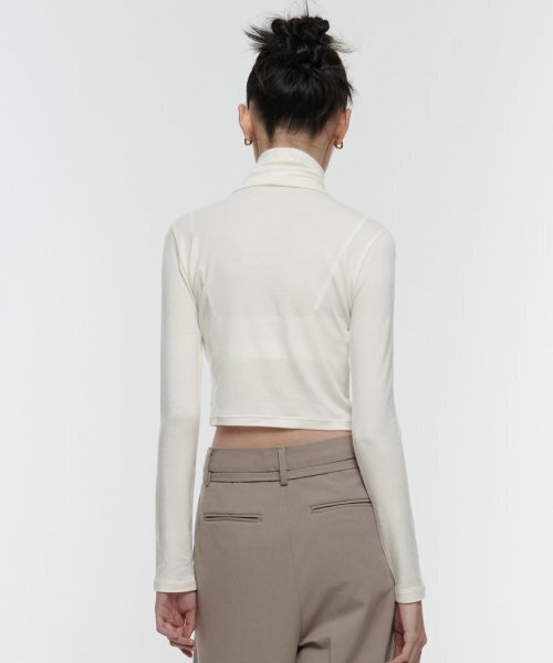 MUSINSA STANDARD WOMAN（ムシンサスタンダードウーマン）の「ウィメンズスリムクロップタートルネック長袖Tシャツ[クリーム]（Tシャツ/カットソー・レディース・その他・SMALL/MEDIUM/LARGE/X-SMALL）」の2枚目の写真