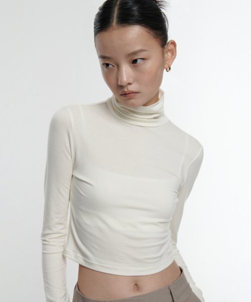 MUSINSA STANDARD WOMAN（ムシンサスタンダードウーマン）の「ウィメンズスリムクロップタートルネック長袖Tシャツ[クリーム]（Tシャツ/カットソー・レディース・その他・SMALL/MEDIUM/LARGE/X-SMALL）」の4枚目の写真
