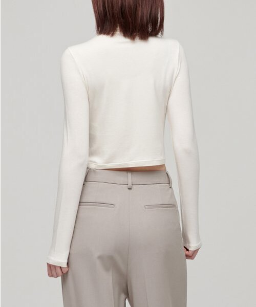MUSINSA STANDARD WOMAN（ムシンサスタンダードウーマン）の「ウィメンズスリムクロップタートルネック長袖Tシャツ[クリーム]（Tシャツ/カットソー・レディース・その他・SMALL/MEDIUM/LARGE/X-SMALL）」の6枚目の写真