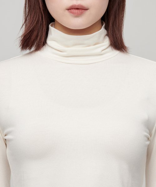 MUSINSA STANDARD WOMAN（ムシンサスタンダードウーマン）の「ウィメンズスリムクロップタートルネック長袖Tシャツ[クリーム]（Tシャツ/カットソー・レディース・その他・SMALL/MEDIUM/LARGE/X-SMALL）」の7枚目の写真