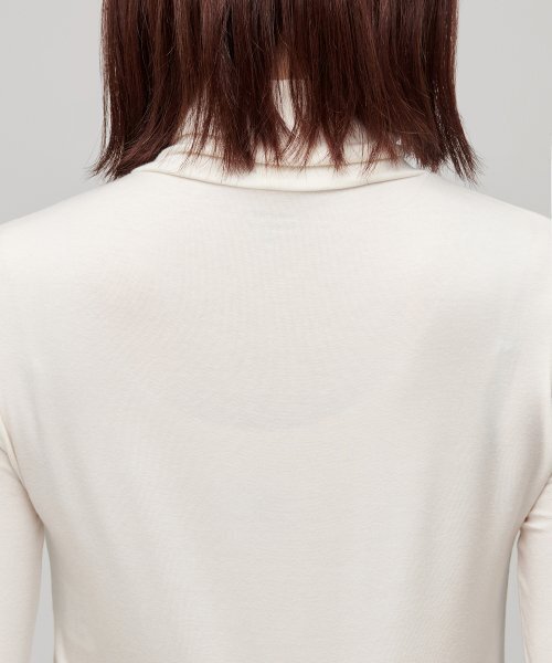 MUSINSA STANDARD WOMAN（ムシンサスタンダードウーマン）の「ウィメンズスリムクロップタートルネック長袖Tシャツ[クリーム]（Tシャツ/カットソー・レディース・その他・SMALL/MEDIUM/LARGE/X-SMALL）」の8枚目の写真