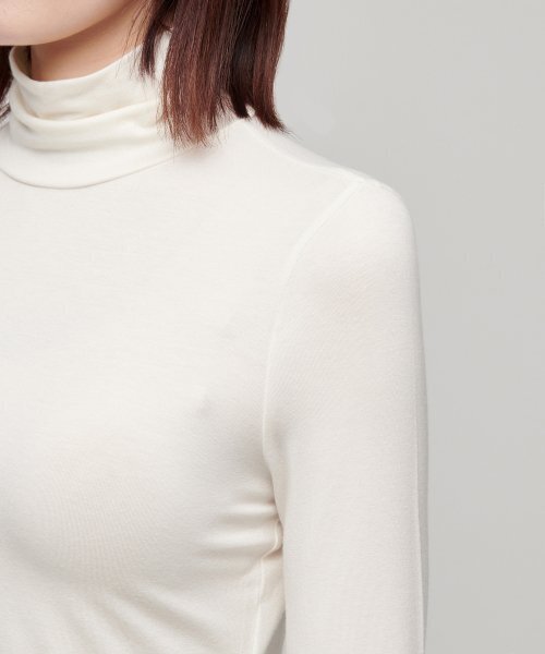 MUSINSA STANDARD WOMAN（ムシンサスタンダードウーマン）の「ウィメンズスリムクロップタートルネック長袖Tシャツ[クリーム]（Tシャツ/カットソー・レディース・その他・SMALL/MEDIUM/LARGE/X-SMALL）」の9枚目の写真
