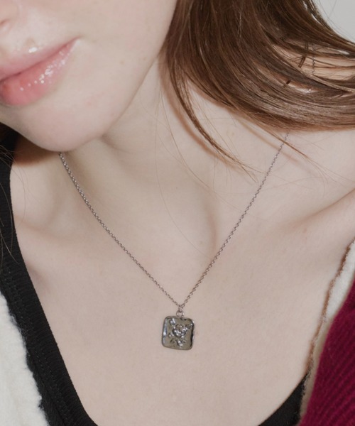 GIUNON(ジウノン)の「rose square plate necklace / ローズスクエアプレートネックレス(ネックレス・レディース・シルバー・FREE)」の1枚目の写真