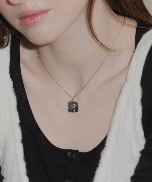 GIUNON(ジウノン)の「rose square plate necklace / ローズスクエアプレートネックレス(ネックレス・レディース・シルバー・FREE)」の2枚目の写真