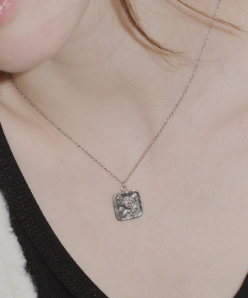 GIUNON(ジウノン)の「rose square plate necklace / ローズスクエアプレートネックレス(ネックレス・レディース・シルバー・FREE)」の3枚目の写真
