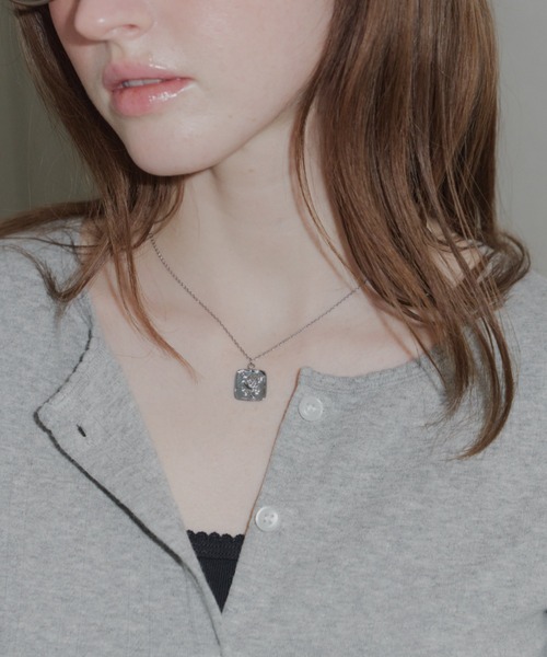 GIUNON(ジウノン)の「rose square plate necklace / ローズスクエアプレートネックレス(ネックレス・レディース・シルバー・FREE)」の7枚目の写真