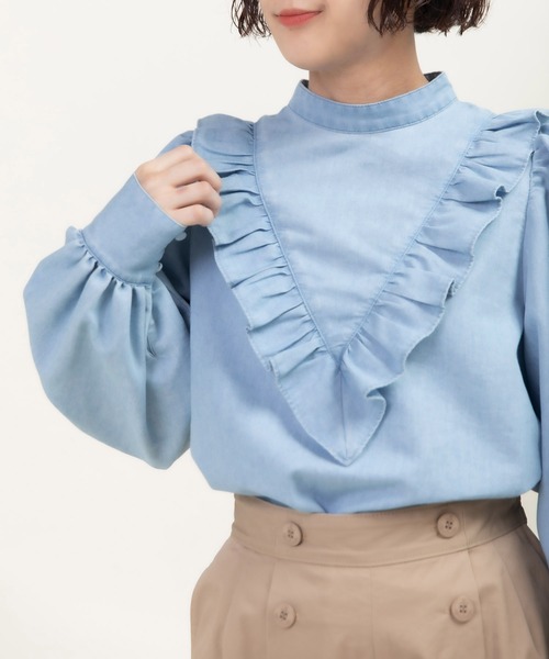 Dot&Stripes CHILD WOMAN(ドットアンドストライプス チャイルドウーマン)の「TCライトオンスデニム Vフリルブラウス(シャツ/ブラウス・レディース・サックスブルー/ブルー・FREE)」の2枚目の写真