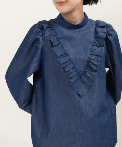 Dot&Stripes CHILD WOMAN(ドットアンドストライプス チャイルドウーマン)の「TCライトオンスデニム Vフリルブラウス(シャツ/ブラウス・レディース・サックスブルー/ブルー・FREE)」の13枚目の写真